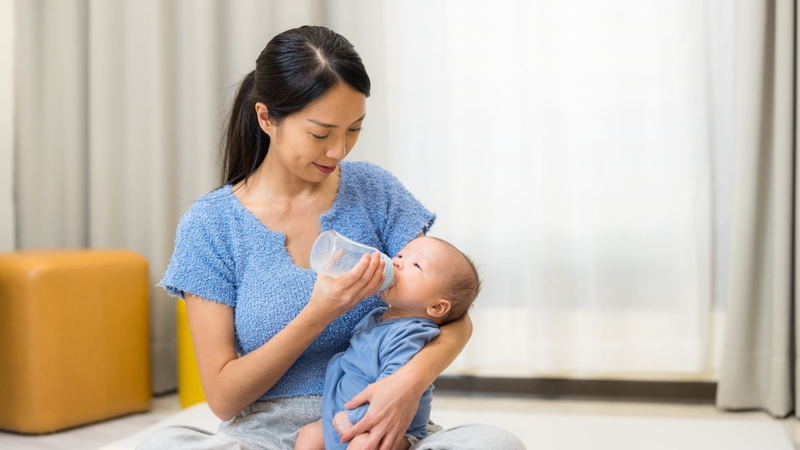Hướng dẫn cha mẹ cách pha sữa bột cho trẻ sơ sinh đúng chuẩn