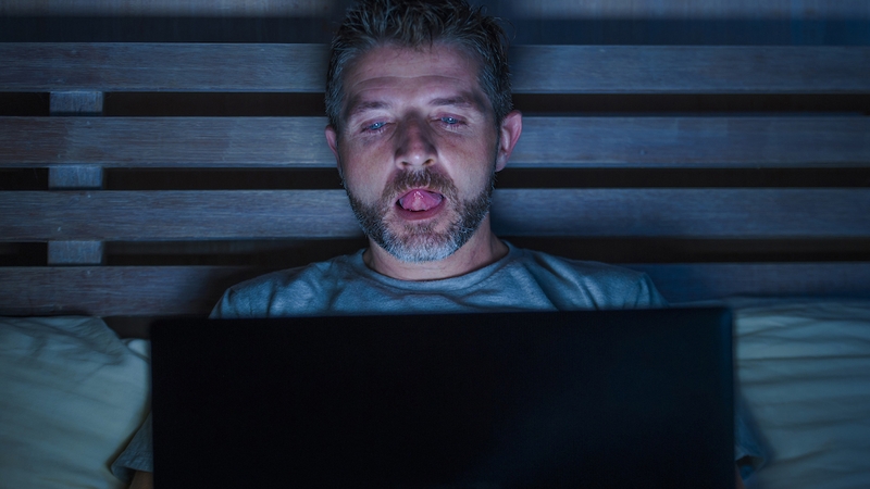 Phim người lớn là gì? Tác hại khi nghiện xem phim người lớn