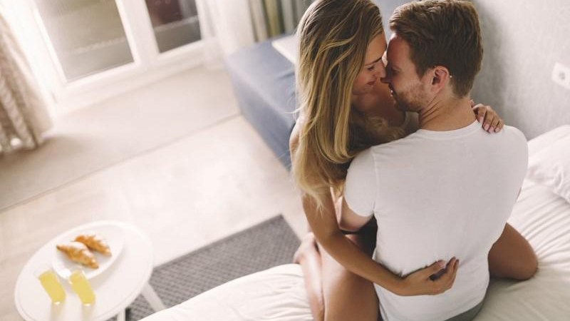 Giao tiếp bằng ánh mắt khi quan hệ